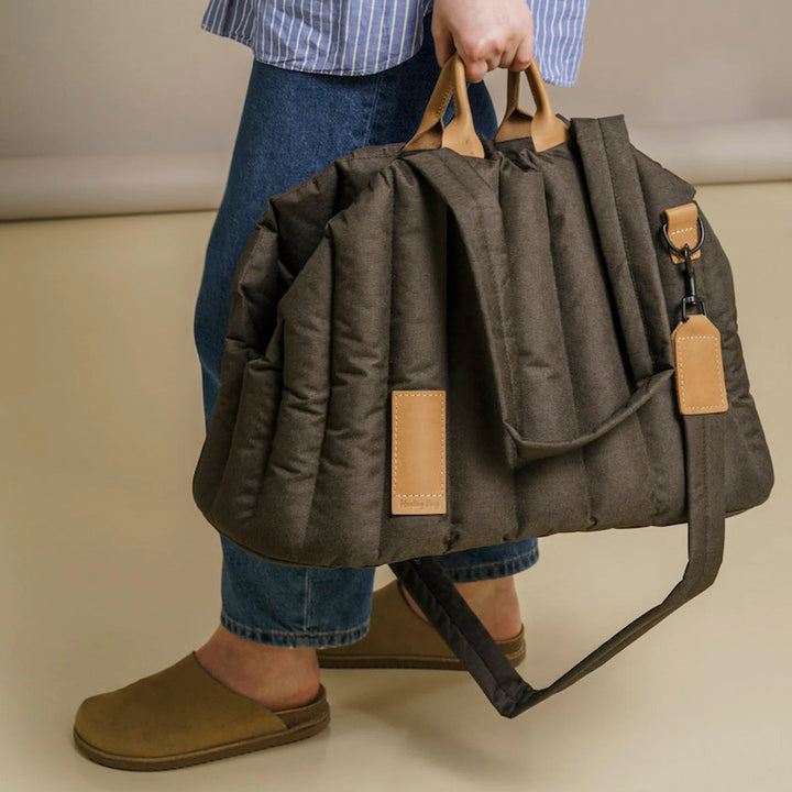 Stylish Waterproof Pet Carrier Bag - Lightweight & Portable for Dogs and Cats